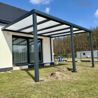 Zadaszenie tarasu pokryte poliwęglanem dwukomorowym 16 mm o wymiarach 6,00 m x 4,00