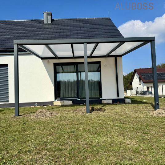 Zadaszenie tarasu pokryte poliwęglanem dwukomorowym 16 mm o wymiarach 6,00 m szerokości  x 4,00