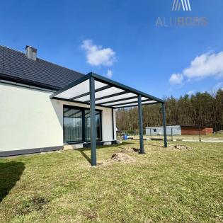 Zadaszenie tarasu pokryte poliwęglanem dwukomorowym 16 mm o wymiarach 6,00 m x 4,00