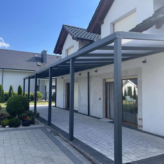 Zadaszenie tarasu pokryte poliwęglanem dwukomorowym 16 mm o wymiarach 10,00 m x 4,00 m