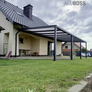 Zadaszenie tarasu pokryte poliwęglanem dwukomorowym 16 mm o wymiarach 10,00 m x 4,00 m