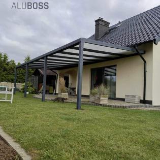 Zadaszenie tarasu pokryte poliwęglanem dwukomorowym 16 mm o wymiarach 10,00 m x 4,00 m