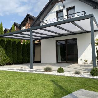 Zadaszenie tarasu pokryte poliwęglanem dwukomorowym 16 mm o wymiarach 7,00 m szerokość x 4,00 m