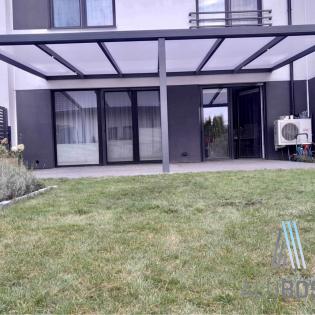 Zadaszenie tarasu pokryte poliwęglanem dwukomorowym 16 mm o wymiarach 7,00 m x 4,00 m