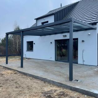 Zadaszenie tarasu pokryte szkłem przeźroczystym 8,76 mm o wymiarach 5,00 m x 3,00 m