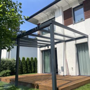 Zadaszenie tarasu pokryte szkłem przeźroczystym 8,76 mm o wymiarach 6,00 m x 3,00 m