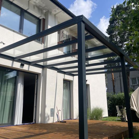 Zadaszenie tarasu pokryte szkłem przeźroczystym 8,76 mm o wymiarach 6,00 m szerokości  x 3,00 m