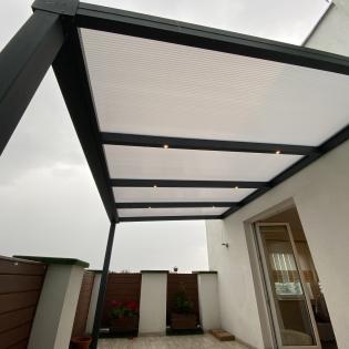 Zadaszenie tarasu pokryte poliwęglanem dwukomorowym 16 mm o wymiarach 3,00 m szerokość x 3,50 m