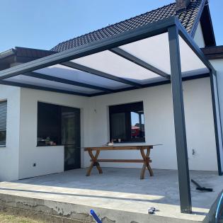 Zadaszenie tarasu pokryte poliwęglanem dwukomorowym 16 mm o wymiarach 3,00 m szerokość x 4,00 m