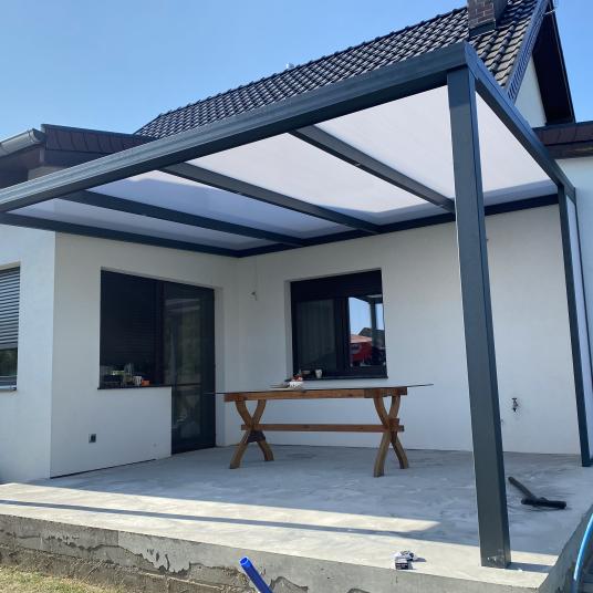 Zadaszenie tarasu pokryte poliwęglanem dwukomorowym 16 mm o wymiarach 3,00 m szerokość x 2,50 m