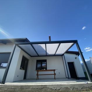 Zadaszenie tarasu pokryte poliwęglanem dwukomorowym 16 mm o wymiarach 4,00 m szerokość x 2,50 m