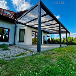 Zadaszenie tarasu pokryte poliwęglanem dwukomorowym 16 mm o wymiarach 4,00 m szerokość x 3,00 m