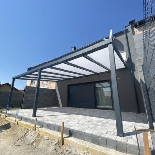 Zadaszenie tarasu pokryte poliwęglanem dwukomorowym 16 mm o wymiarach 5,00 m szerokość x 3,50 m