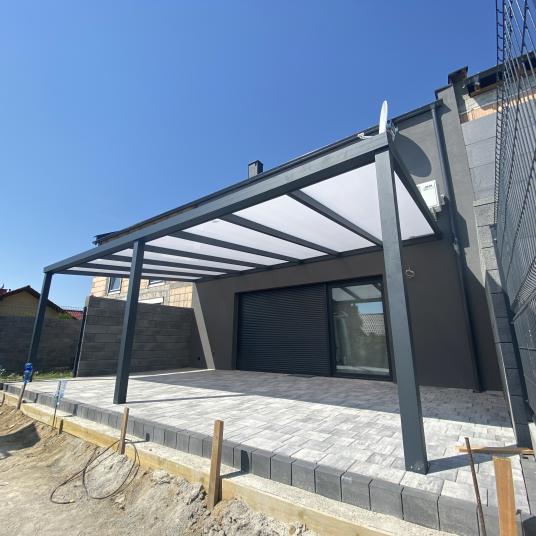 Zadaszenie tarasu pokryte poliwęglanem dwukomorowym 16 mm o wymiarach 5,00 m szerokość x 4,00 m