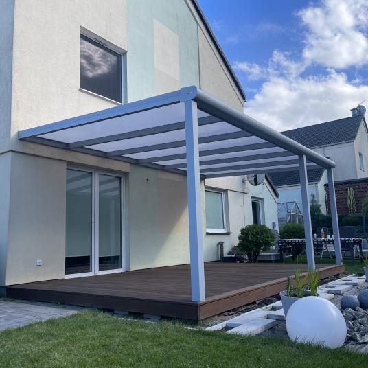 Zadaszenie tarasu pokryte poliwęglanem dwukomorowym 16 mm o wymiarach 5,00 m szerokość x 4,50 m