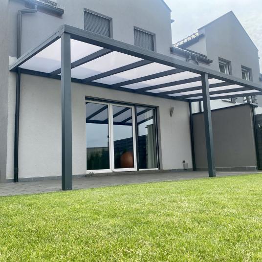 Zadaszenie tarasu pokryte poliwęglanem dwukomorowym 16 mm o wymiarach 6,00 m szerokość x 3,00 m