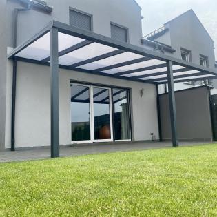 Zadaszenie tarasu pokryte poliwęglanem dwukomorowym 16 mm o wymiarach 6,00 m szerokość x 3,50 m
