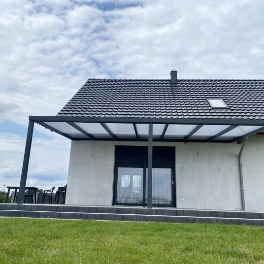 Zadaszenie tarasu pokryte poliwęglanem dwukomorowym 16 mm o wymiarach 6,00 m szerokość x 4,00 m