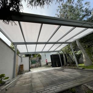 Carport wolnostojący dwuspadowy pokryty poliwęglanem mlecznym